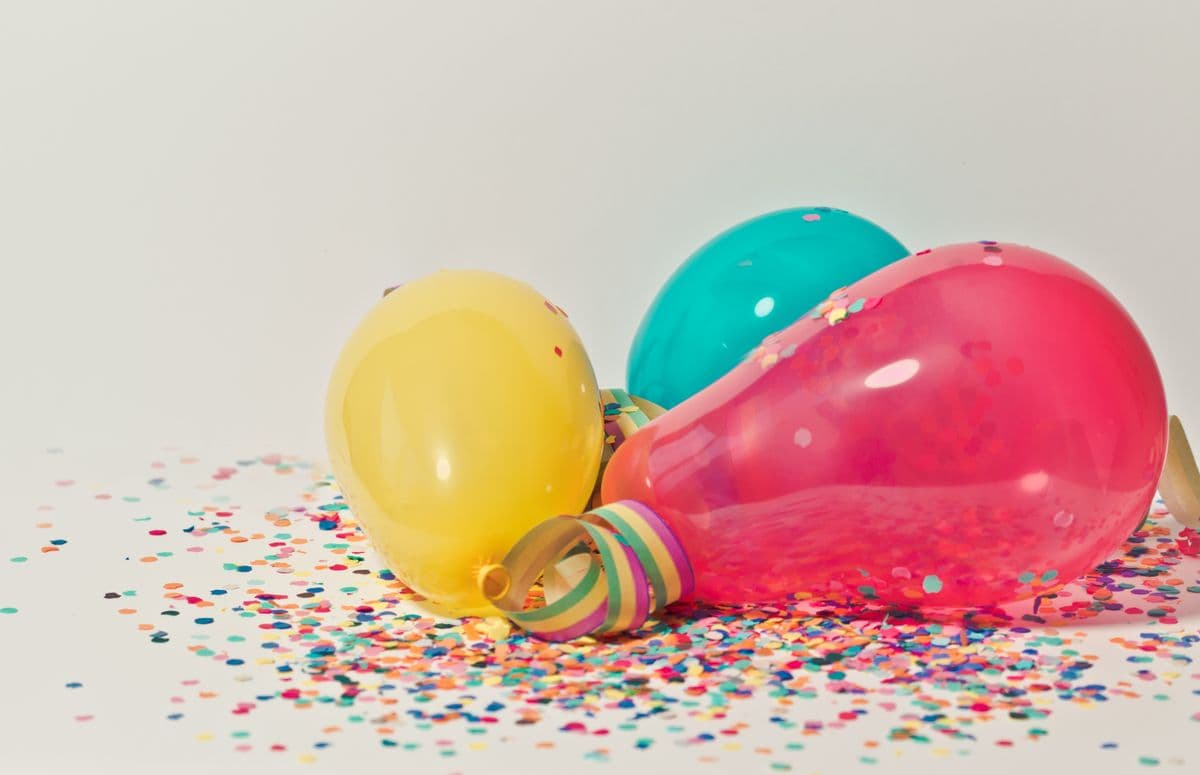 Globos de colores con confeti
