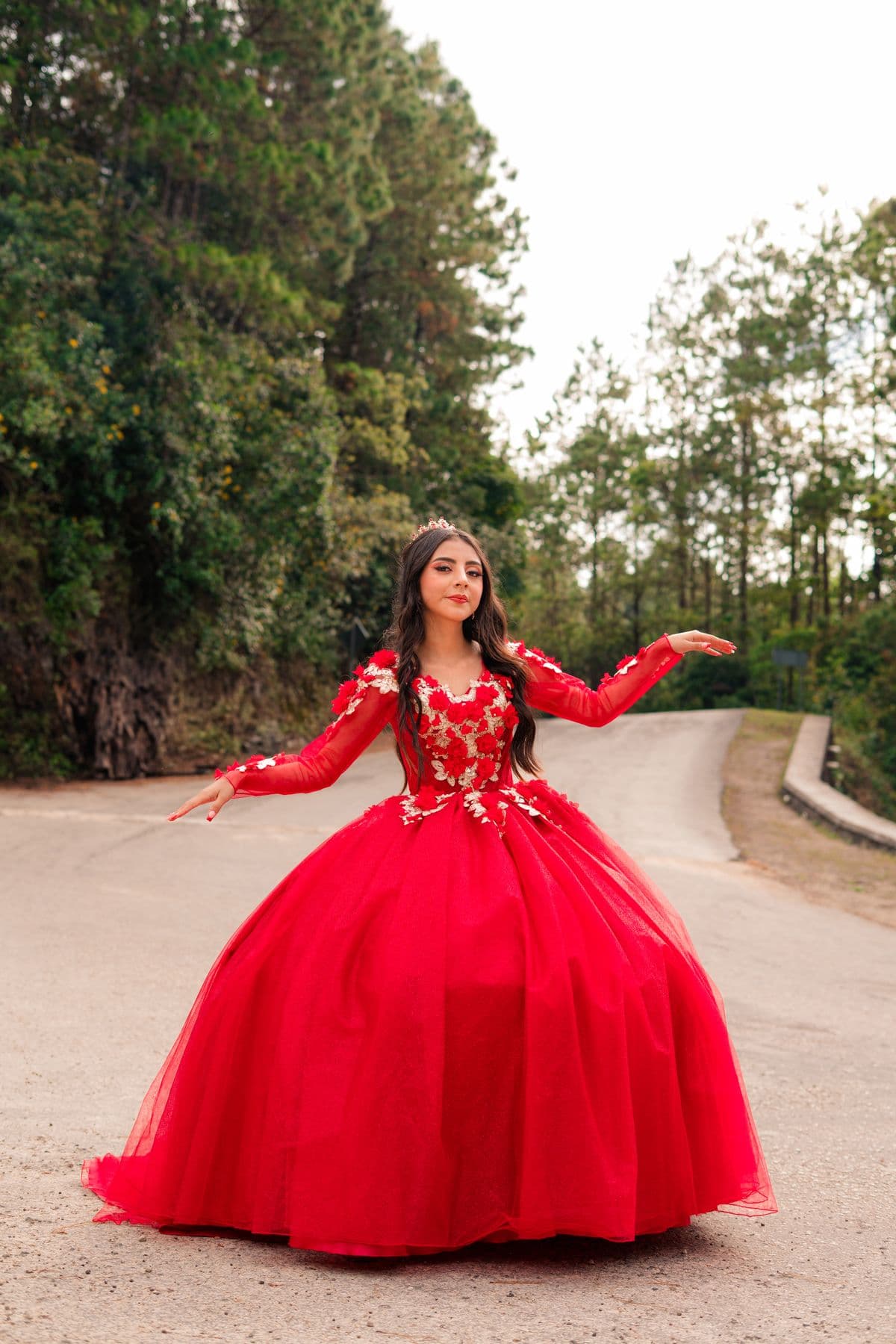 Quinceañera con vestido rojo y tiara